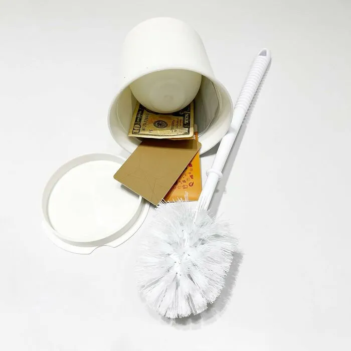 The Only Thing More Surprising Than Finding A Secret Stash In A   <a Style="Display:inline;" Href=" Https://Www.amazon.com/Toilet-Brush-Diversion-Stash-Hidden/Dp/B07zyy7ty9?pd_rd_w=rpssj&content-ID=amzn1.sym.751acc83-5c05-42d0-A15e-303622651e1e&pf_rd_p=751acc83-5c05-42d0-A15e-303622651e1e&pf_rd_r=dwsyj9ve6fvp7fb13pqh&pd_rd_wg=r0ail&pd_rd_r=f92a822f-Bca8-425a-97ae-4fabd9f750c3&pd_rd_i=b07zyy7ty9&psc=1&linkcode=ll1&tag=bplion-20&linkid=c3f2edf0fae6581fe44cc36bc02ddab0&language=en_us&ref_=as_li_ss_tl" Target="_blank"><span Style="Font: Inherit; Color: #d74b1f;"> Toilet Brush</Span> Is The Fact That It's Also Smell-Proof!
