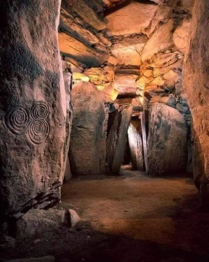 Newgrange, una tumba neolítica de unos 5.200 años de antigüedad, se construyó en el 3.200 a.C.