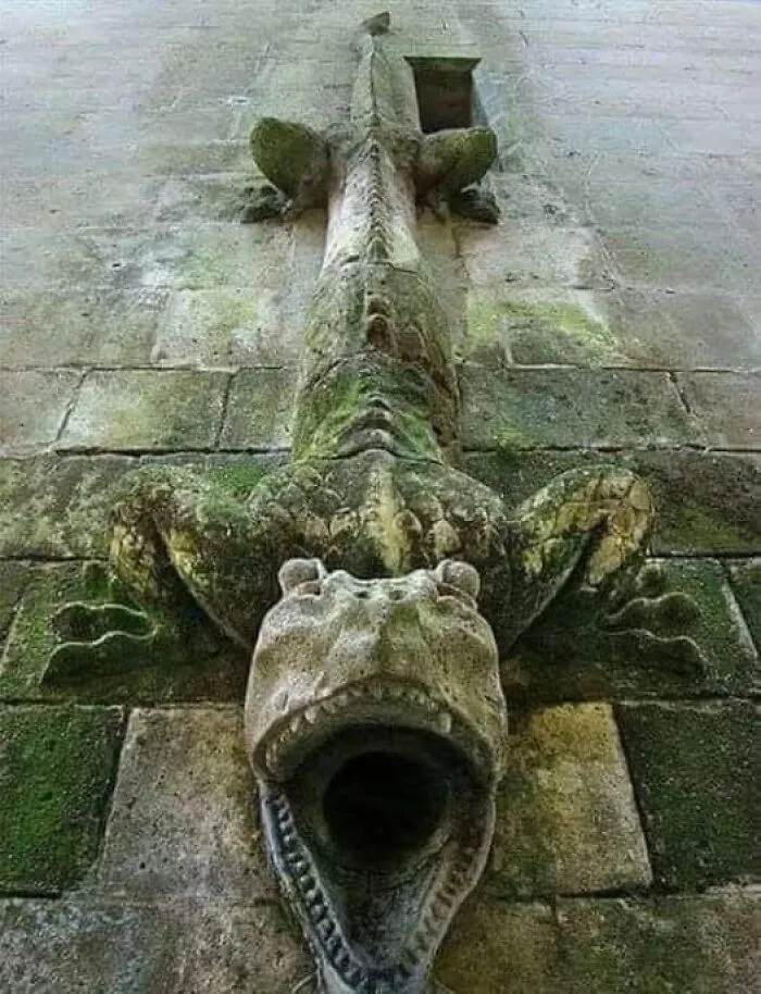 La alcantarilla del castillo de Pierrefonds. Este aterrador pero hermoso desagüe pertenece al calabozo del castillo. Castillo del siglo XII. Francia