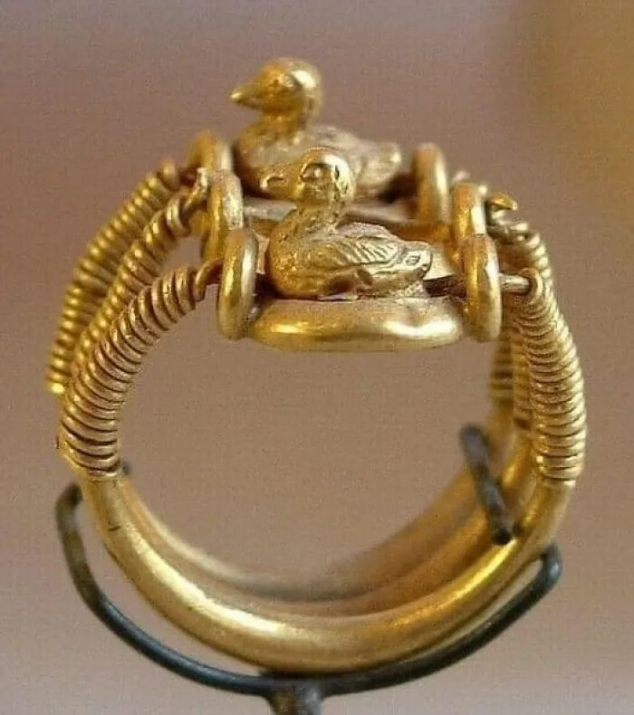 Antiguo anillo egipcio con dos patos, de oro, Ramsés Iv. Ahora está en el Louvre