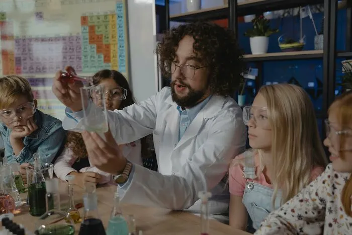 32 Surprising Stories About The “Weird Kid At School” That May Make Your Day