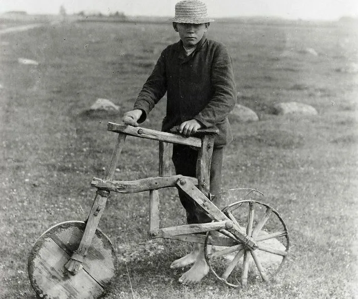 Ciclista estonio en una bicicleta de fabricación propia, 1912