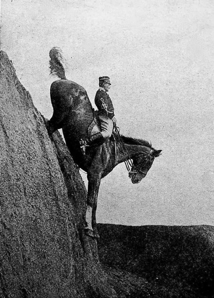 Federico Caprilli demuestra las habilidades de su caballo como parte de la estimada escuela de caballería italiana, 1906
