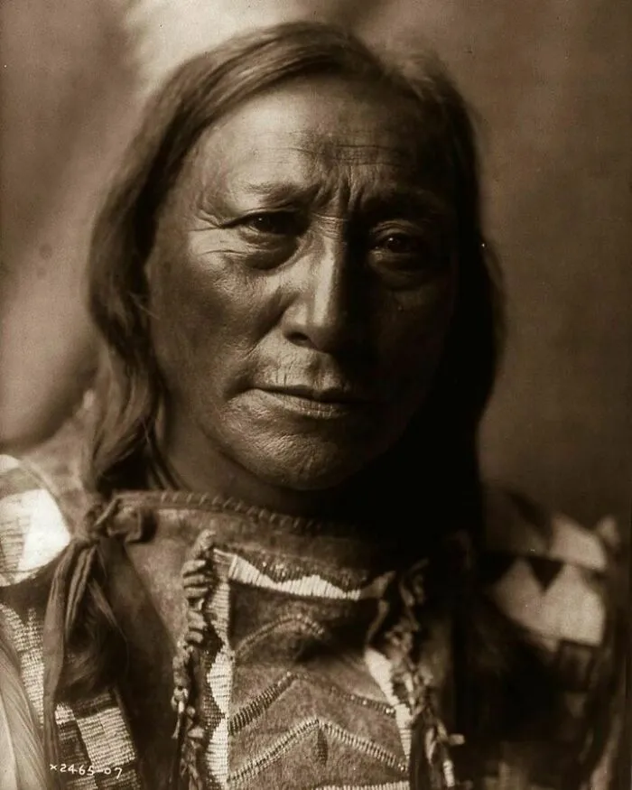 Retrato de Oso Cuerno Hueco, un hombre de la tribu nativa americana Brulé. 1907