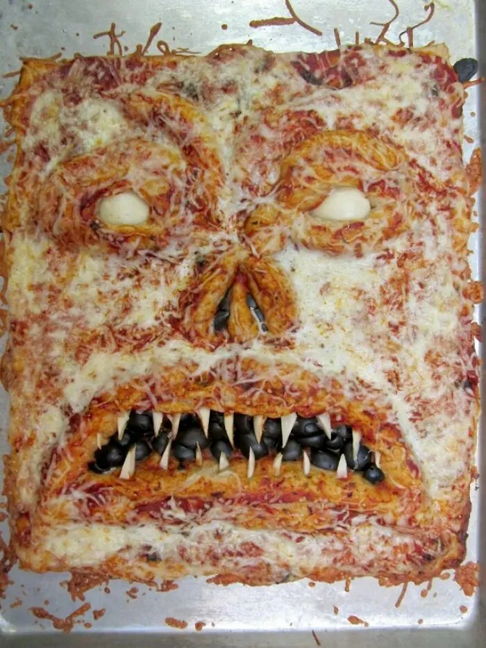 "Pizzas With Threatening Auras": 30 Pics From The Page With The Most Cursed Images Of Pizzas
