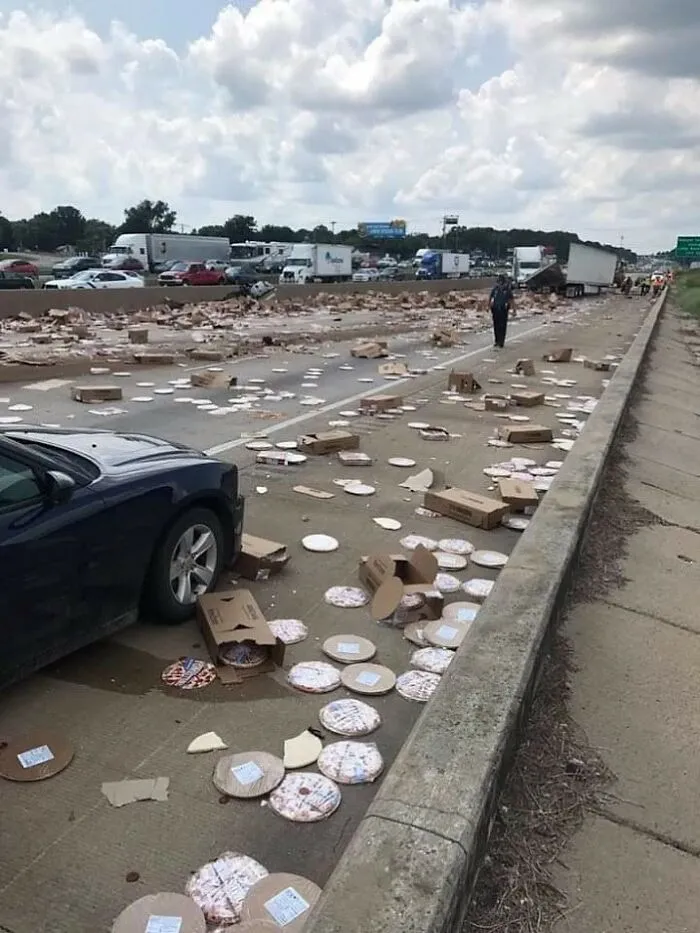 "Pizzas With Threatening Auras": 30 Pics From The Page With The Most Cursed Images Of Pizzas