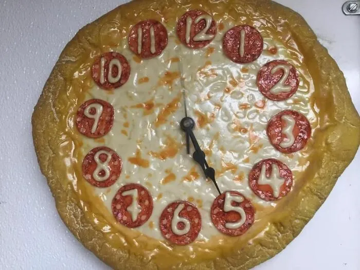 "Pizzas With Threatening Auras": 30 Pics From The Page With The Most Cursed Images Of Pizzas