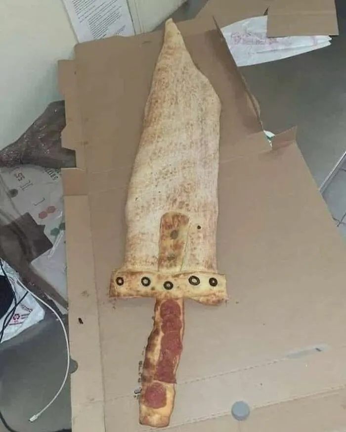 "Pizzas With Threatening Auras": 30 Pics From The Page With The Most Cursed Images Of Pizzas