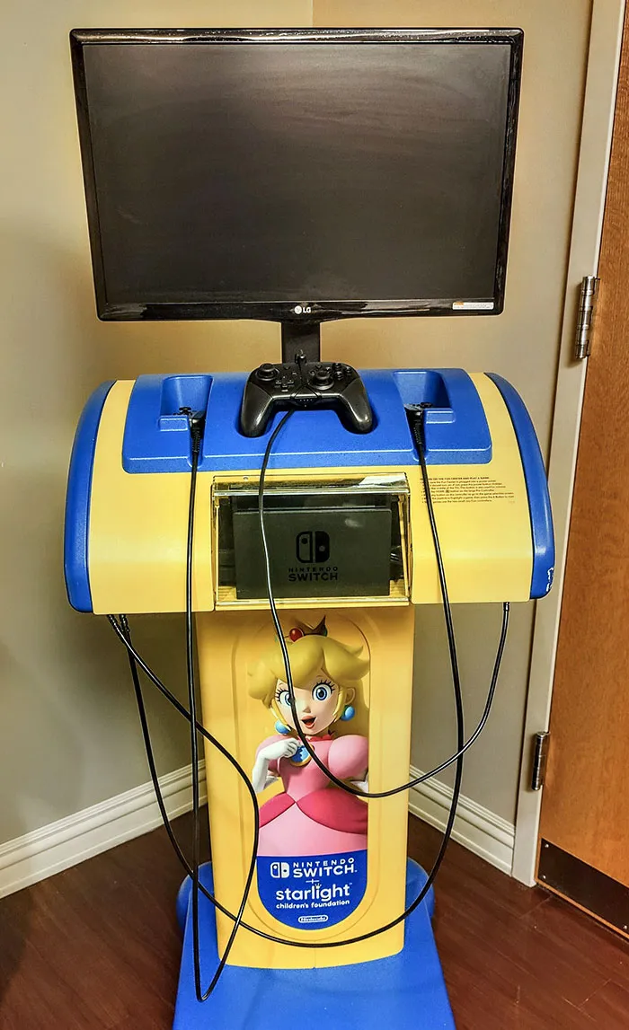 Esta estación de Nintendo Switch que se puede llevar con ruedas a la habitación de un paciente en un hospital infantil