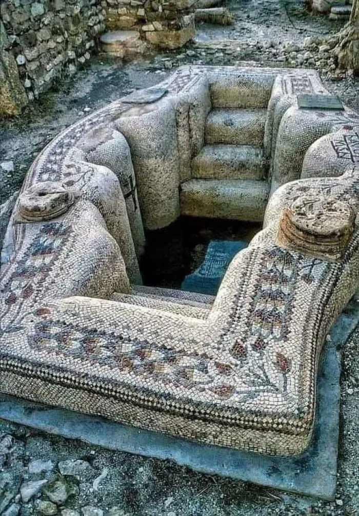 En 2021, unos arqueólogos descubrieron en Sbeitla (Túnez), la antigua ciudad de Sofitola, una bañera bizantina de 1.500 años de antigüedad.
