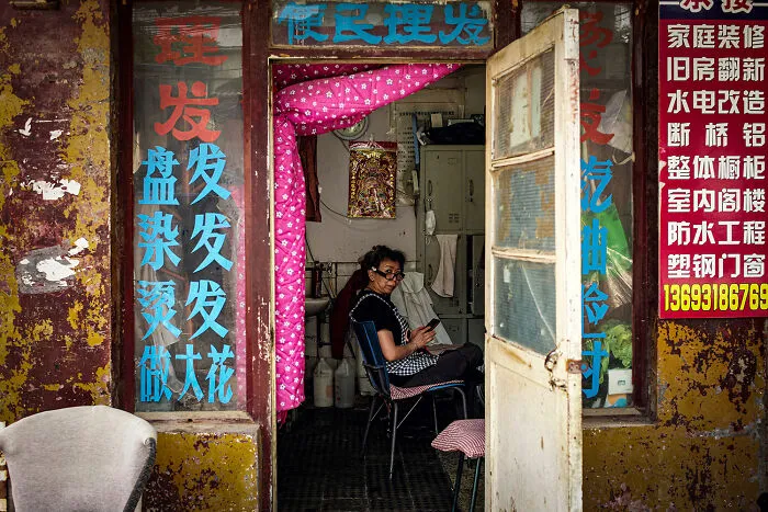 This Photographer Captures Interesting Moments In Beijing (20 Pics)