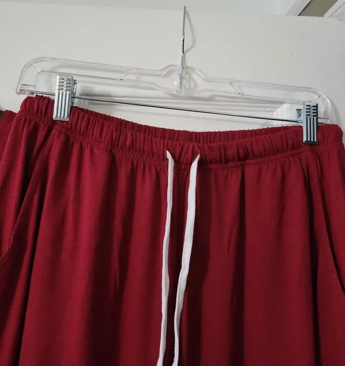 "Take a <a style="display:inline;" href="https://www.amazon.com/Sharpty-Hangers-Everyday-Non-Slip-Underwear/dp/B0B523GL4T?crid=1ICA99C0HTW9I&dib=eyJ2IjoiMSJ9.96z1YtyV4TyFTFH9-PRHtwSgq6QleGn5H8NdJAbdfbHII_md0QCSaPkR7iWeG84EARqXJS7qL0hc4FHL5ltn4RZpa95Srbg_3for4FDfT5eGrr4g59-IDtfk9x_QhvSXxJzdtfJ_aBdNpGKadgkGeO3BxBibE_u3yJy_abEif0uJocWXEQrjqRIsKDByDtJcxjA6SwAwWEh9whEhDkzkplosVNhVIxcxvVJrDgUcumyGbBjfCXlhq_T8Tk9pA3IpnmtYp7Q7WoDYgHJJt5Ub6qIdRz0A89k4RnS9rvQx0kI.QIuZBU9O-77J4WA_ndAH2w2jcwPG2lpxOK4J-PtkL8I&dib_tag=se&keywords=hanger%2Bwith%2Bclips&qid=1729504211&sprefix=hanger%2Bwith%2B%2Caps%2C234&sr=8-3-spons&sp_csd=d2lkZ2V0TmFtZT1zcF9hdGY&th=1&linkCode=ll1&tag=bptiger-20&linkId=5a907f443abede11e6b96ae0e2307676&language=en_US&ref_=as_li_ss_tl" target="_blank"><span Style="Font:inherit;color:#d74b1f;"> hanger with clips</Span> on and attach to the curtains together to ensure total darkness" - <span Style="Font:inherit;color:#808080"> Kupost</Span>
