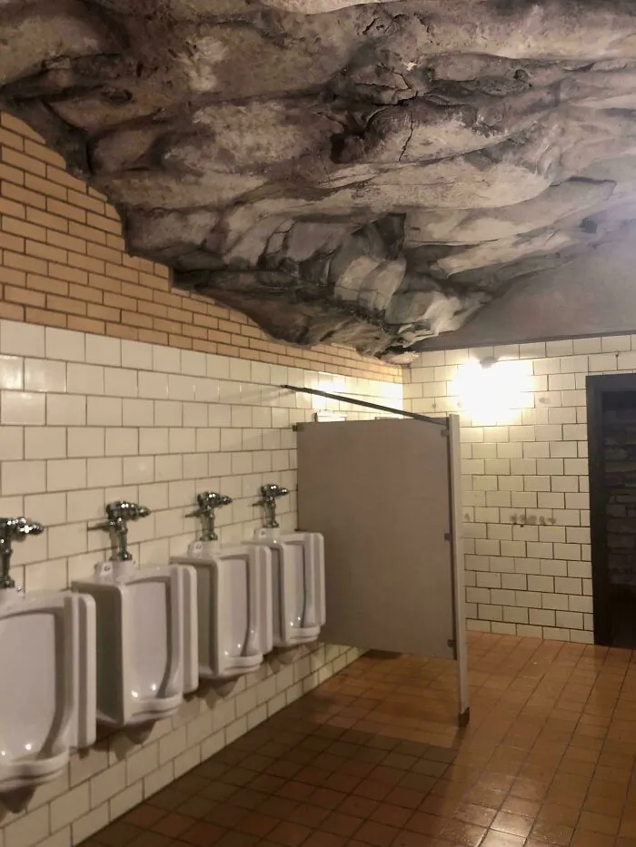 Cuarto de baño a 84 metros bajo el suelo, en el parque nacional de la cueva Mammoth, EEUU
