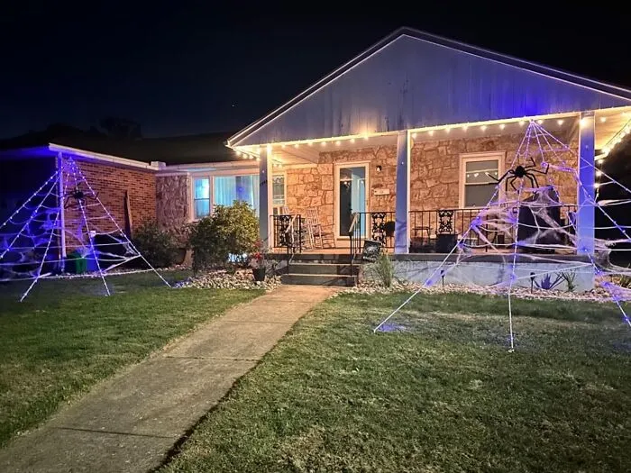  Make Your House The Most Haunted This Halloween With These   <a Style="Display:inline;" Href="Https://Www.amazon.com/Lchuang-Spider-Halloween-Decorations-Lights/Dp/B0d2k5571h?ie=utf8&th=1&linkcode=ll1&tag=bporangutan-20&linkid=5f40354cdb7bedba75f17f0f7c150543&language=en_us&ref_=as_li_ss_tl" Target="_blank"><span Style="Font:inherit;color:#d74b1f;"> Giant Light Up Spider Webs </Span> That Suspend From The Front Porch