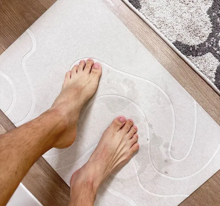 A <a Style="Display:inline;" Href="Https://Www.amazon.com/Zikibl-Diatomaceous-Absorbent-Diatomite-Quick-Drying/Dp/B0d9jdw5fc?ie=utf8&th=1&linkcode=ll1&tag=bpostrich-20&linkid=22f6f7b0f098808aec245de17e5ccabc&language=en_us&ref_=as_li_ss_tl" Target="_blank"><span Style="Font: Inherit; Color: #d74b1f;"> Stone Bath Mat</Span> Is The Miraculous Mold-Free Option For Dry Bathroom Floors
