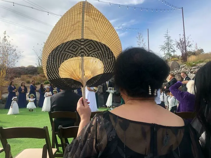 Fuí a una boda y encontré un asiento decente con una buena vista. Esta señora se sentó frente a mí y no le importó un bledo que su abanico bloqueara la vista de todas las personas sentadas detrás de ella.