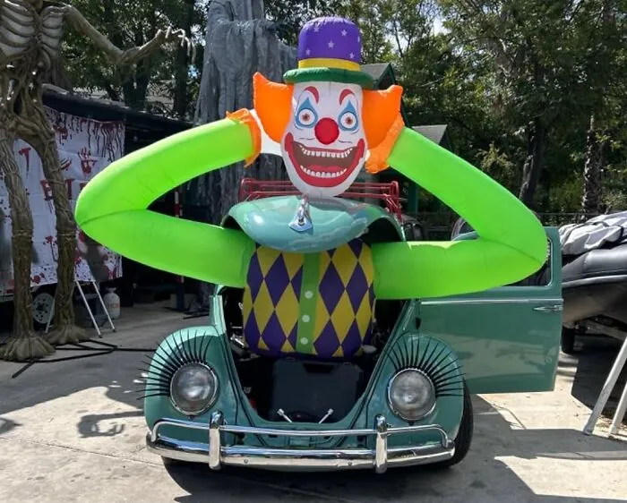 Terrify Trick-Or-Treaters And Traumatize Your Neighbors With This   <a Style="Display:inline;" Href="Https://Www.amazon.com/Jeteho-7-9ft-Halloween-Inflatable-Decorations/Dp/B0d1tx4xv9?ie=utf8&linkcode=ll1&tag=bpworm-20&linkid=6e4975ea0a8c179b95db8c2c8e3ca70f&language=en_us&ref_=as_li_ss_tl" Target="_blank"><span Style="Font: Inherit; Color: #d74b1f;"> Killer Klown Inflatable Decoration </Span> That's Guaranteed To Bring The Horror 