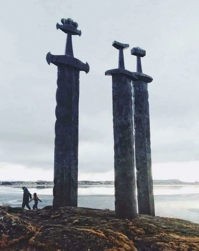 Espadas extremadamente grandes en paisaje al aire libre que muestran por qué las cosas enormes pueden ser tan aterradoras.