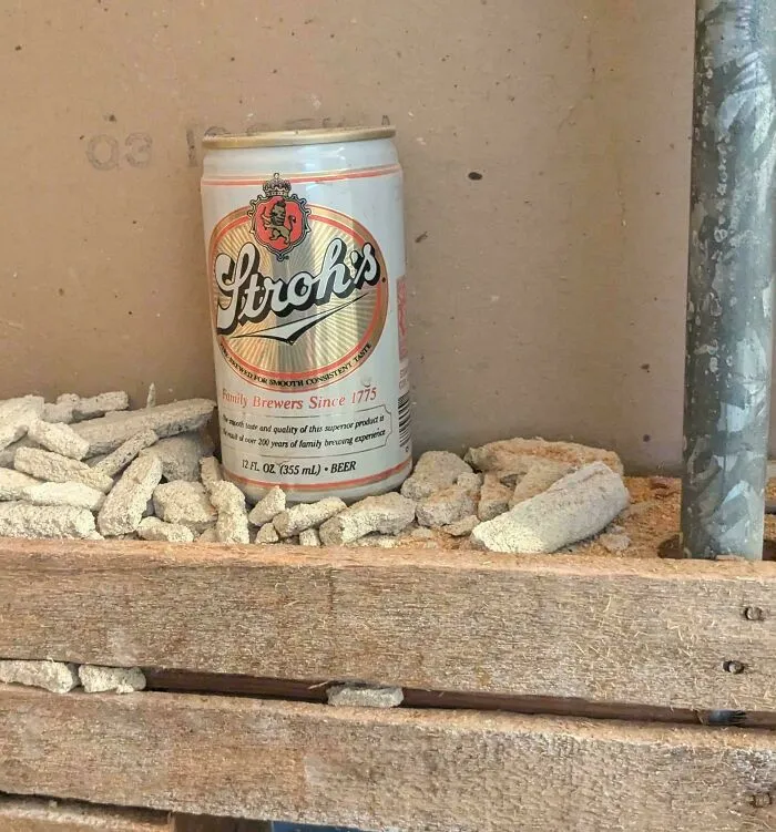 Remodelé mi cuarto de baño en 1987, cuando tenía 25 años, y dejé una lata de cerveza y una moneda en la pared para que algún futuro trabajador las encontrara. Hoy las encontré