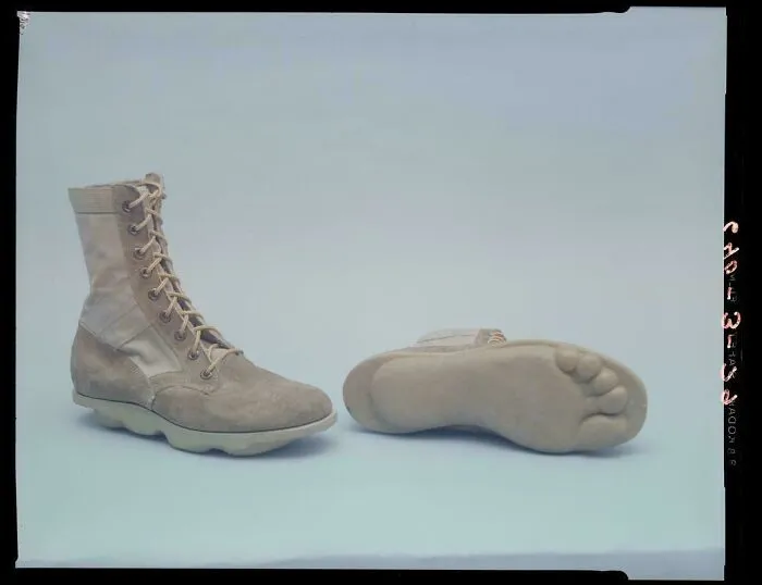 Prototipo de botas militares de combate con suela simulando un pie descalzo
