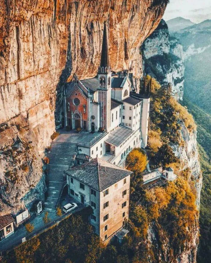 Madonna Della Corona en Spiazzi, Italia