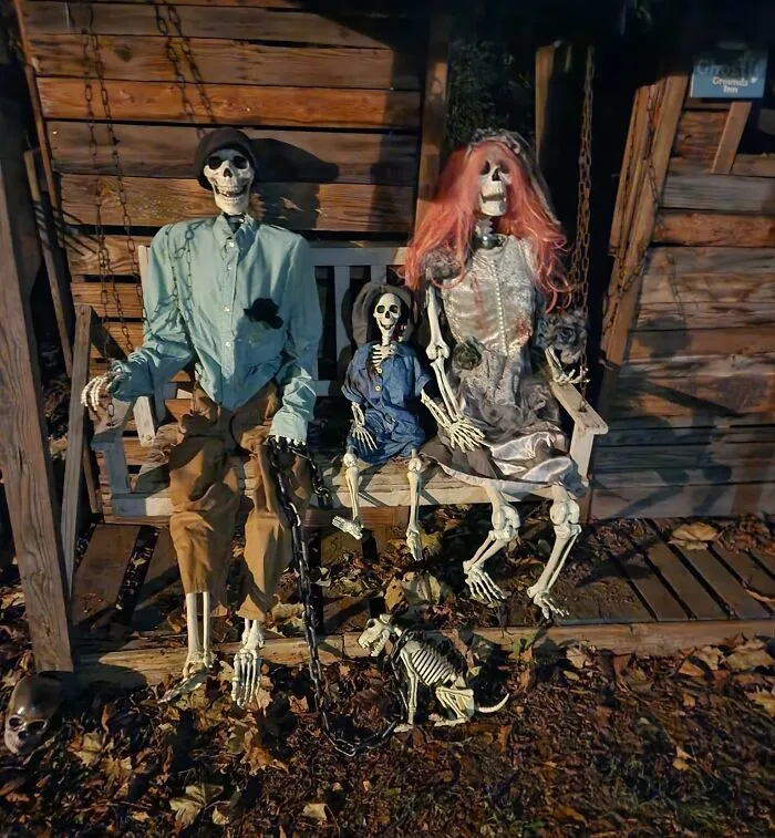 30 Times People Went Above And Beyond When It Came To Decking Out Their Lawn For Halloween