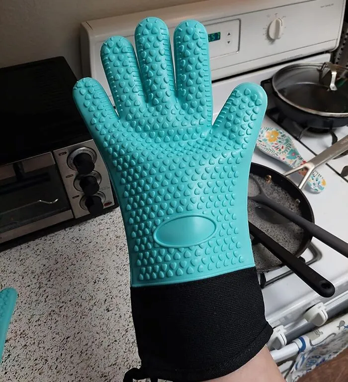 Your Mom Isn't Around To Yell 'Use A Potholder!' Anymore, So These <a Style="Display:inline;" Href="Https://Www.amazon.com/Geekhom-Grilling-Resistant-Waterproof-Potholder/Dp/B01kzby806?ie=utf8&linkcode=ll1&tag=bpsparrow-20&linkid=caac6042096c9d4631f93c97030a09d1&language=en_us&ref_=as_li_ss_tl" Target="_blank"><span Style="Font: Inherit; Color: #d74b1f;"> Silicone Oven Gloves</Span> Are Your New Grown-Up Defense Against Those Surprisingly Hot Oven Racks