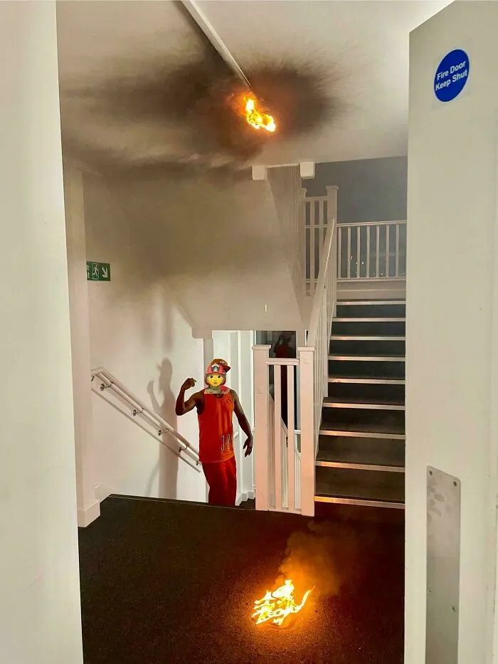 Anoche, una alarma contra incendios provocó uno en el hueco de la escalera de un departamento 
