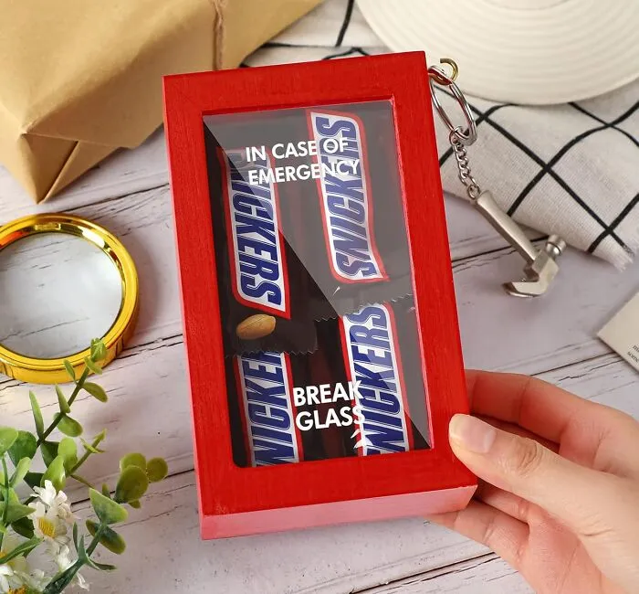 Save The Day (Or At Least A Hangry Moment) With The Hilarious <a Style="Display:inline;" Href="Https://Www.amazon.com/Juleasel-Emergency-Fill-Your-Own-Personalized-Decorations/Dp/B0d8jvjyx3?ie=utf8&th=1&linkcode=ll1&tag=bpapple-20&linkid=4a95d559d732944a6e0f5db10b510367&language=en_us&ref_=as_li_ss_tl" Target="_blank"><span Style="Font: Inherit; Color: #d74b1f;"> "In Case Of Emergency" Snickers</Span>