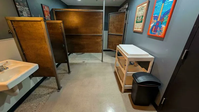De todos los sitios donde no esperaba encontrar un cambiador de bebés en el baño...