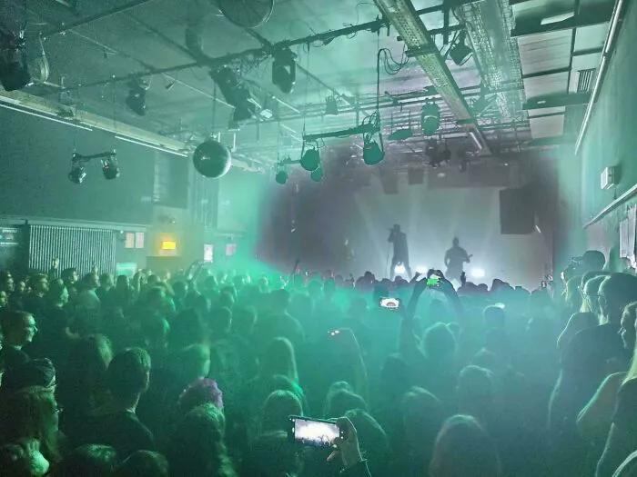 El momento justo en el que las luces cambiaron de color en un concierto