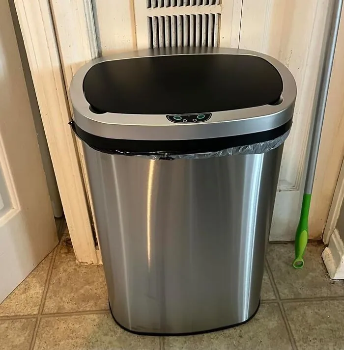 Spoil Yourself After A Taking Out The Trash On A Year's Worth Of Clutter With This <a Style="Display:inline;" Href="Https://Www.amazon.com/Can-Gallon-Automatic-Garbage-High-Capacity/Dp/B018lnfqwe?ie=utf8&linkcode=ll1&tag=bpfig-20&linkid=58bff2e14c644ba12f995af15725810f&language=en_us&ref_=as_li_ss_tl" Target="_blank"> <span Style="Font:inherit;color:#d74b1f;"> Trash Can With An Automatic Lid </Span> 