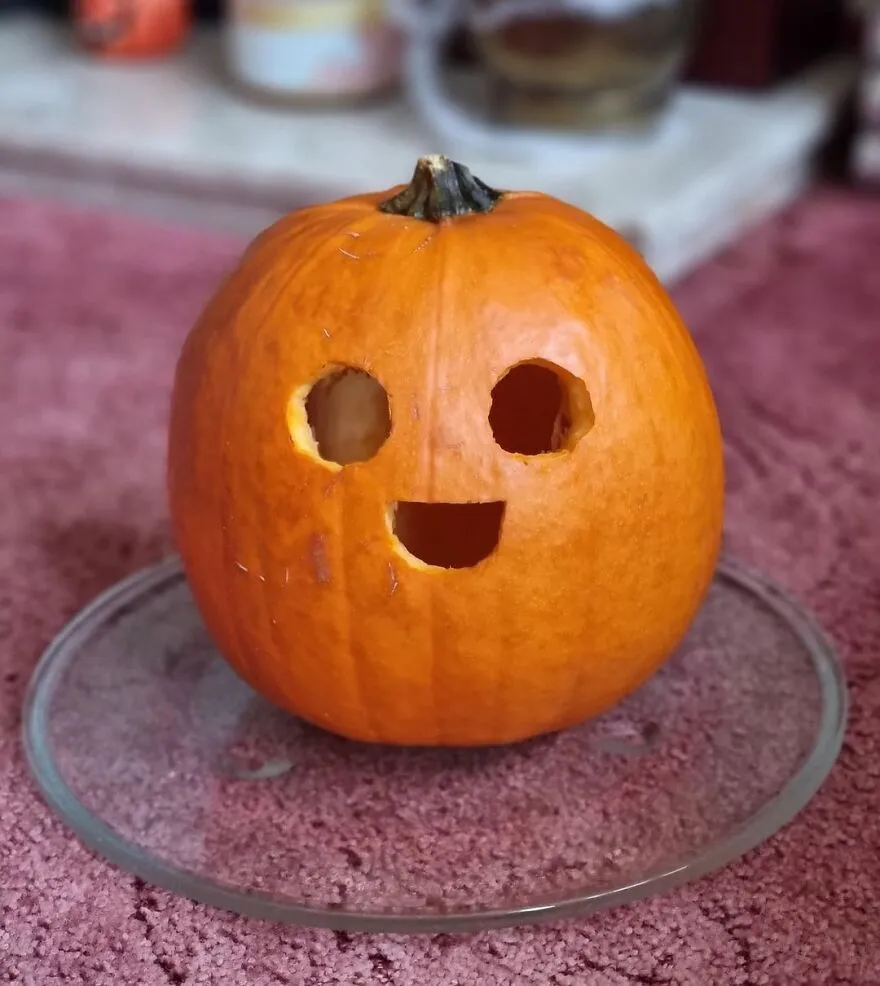 45 Spooky, Quirky, And Jaw-Droppingly Charming Pumpkin Carvings Shared By Folks Online