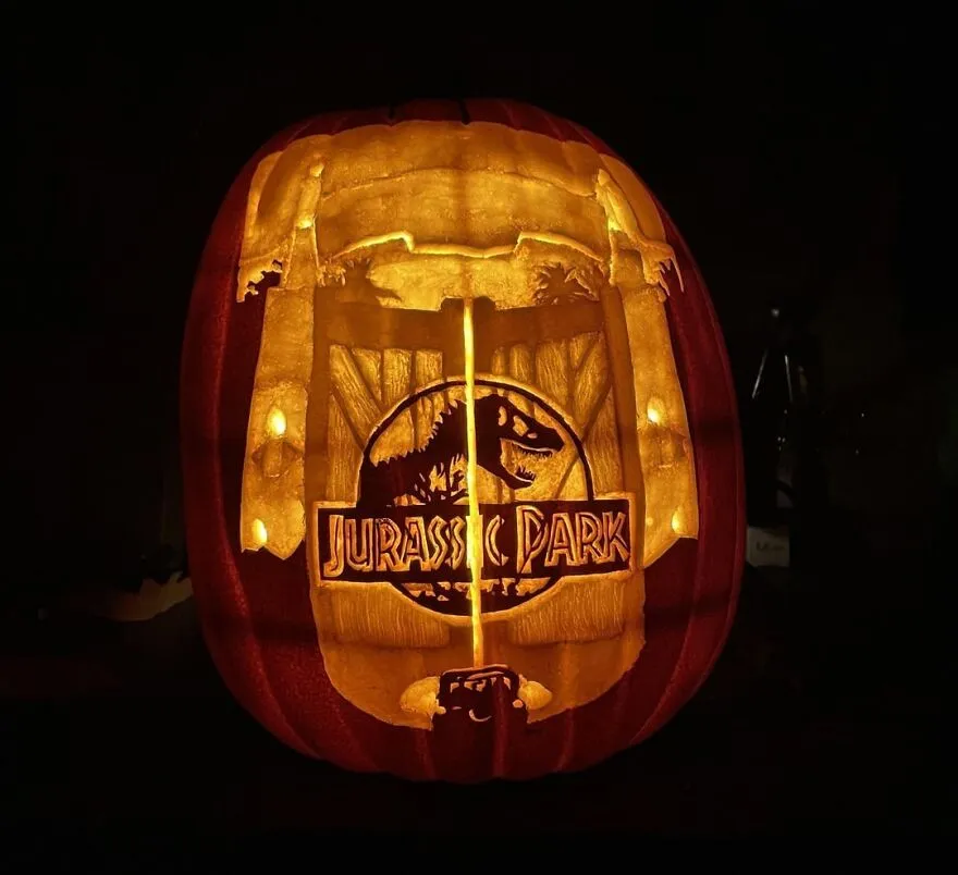 45 Spooky, Quirky, And Jaw-Droppingly Charming Pumpkin Carvings Shared By Folks Online