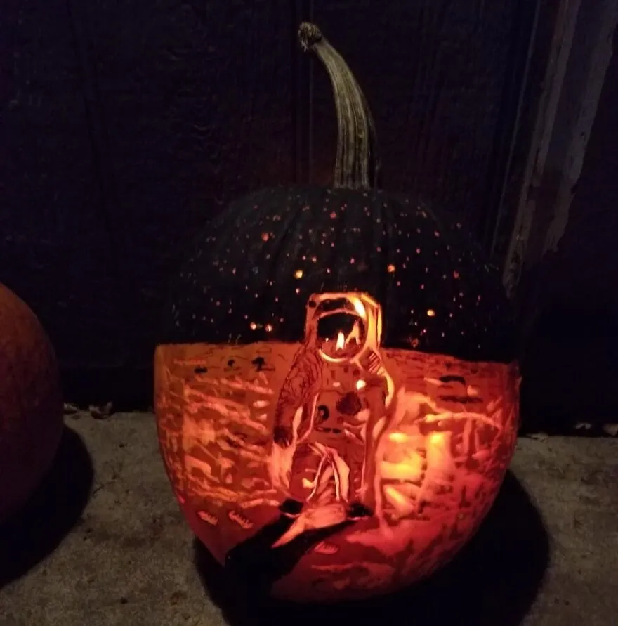 45 Spooky, Quirky, And Jaw-Droppingly Charming Pumpkin Carvings Shared By Folks Online