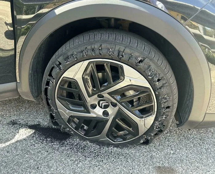 A mitad de camino del viaje por carretera en Sicilia, el neumático explotó de repente. Ocurrió exactamente 12 horas después de intoxicarme con comida en mal estado la noche anterior.