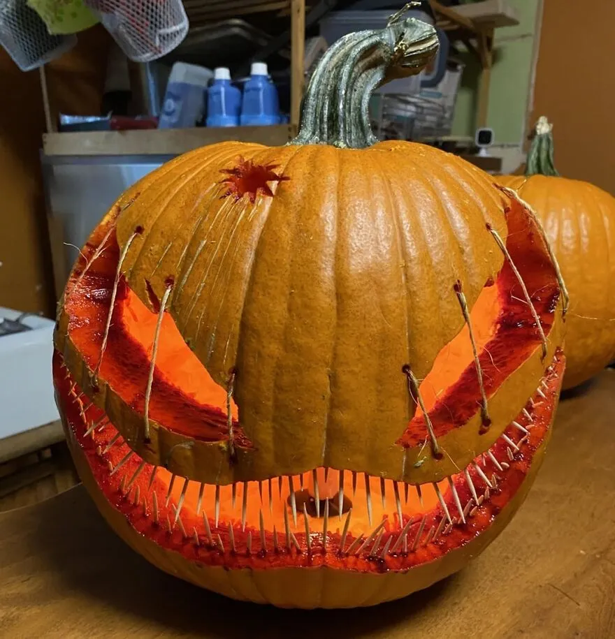45 Spooky, Quirky, And Jaw-Droppingly Charming Pumpkin Carvings Shared By Folks Online