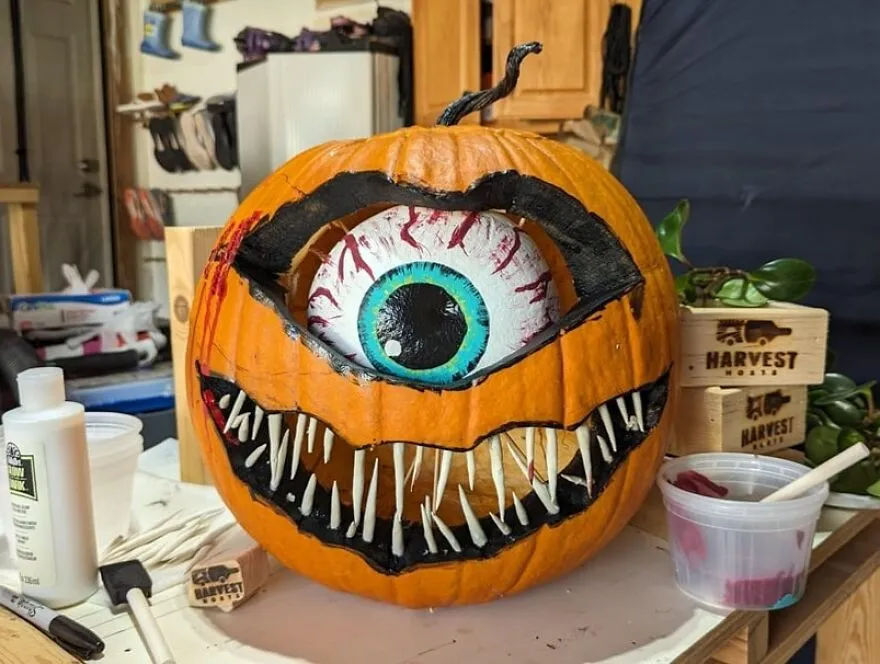 45 Spooky, Quirky, And Jaw-Droppingly Charming Pumpkin Carvings Shared By Folks Online