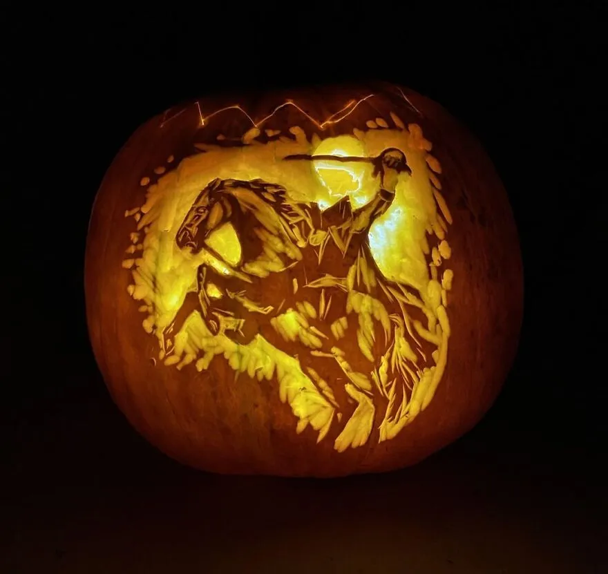 45 Spooky, Quirky, And Jaw-Droppingly Charming Pumpkin Carvings Shared By Folks Online