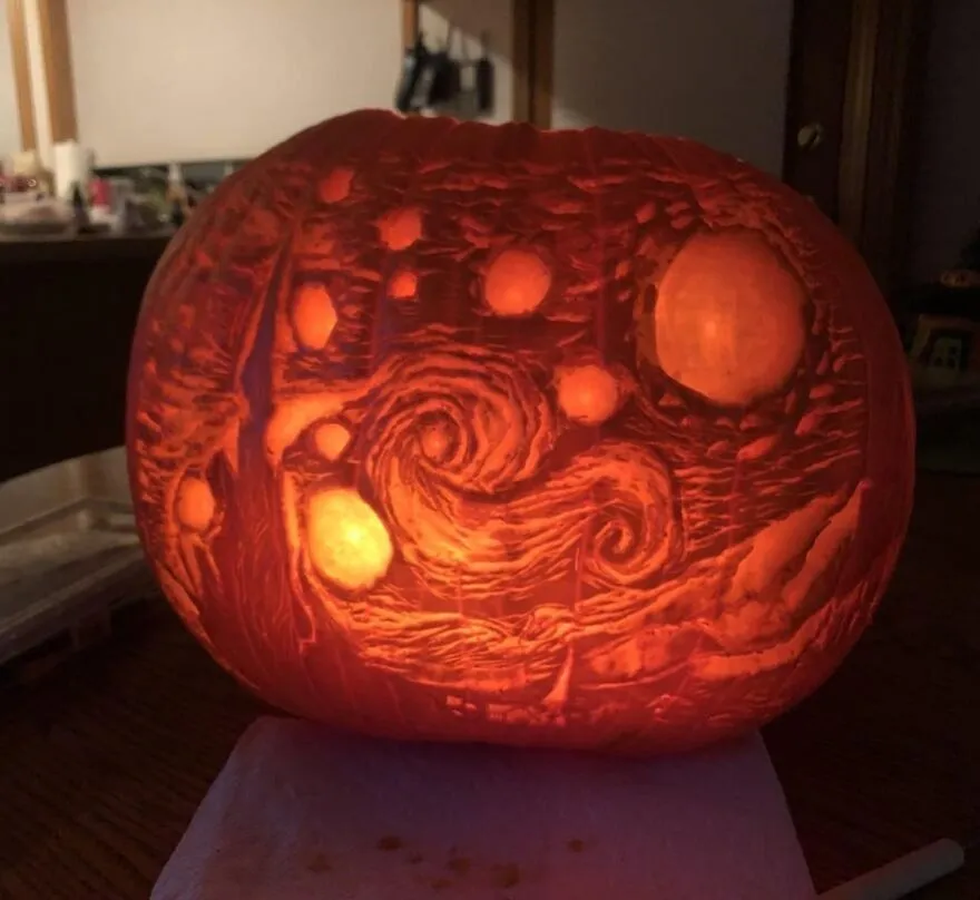 45 Spooky, Quirky, And Jaw-Droppingly Charming Pumpkin Carvings Shared By Folks Online