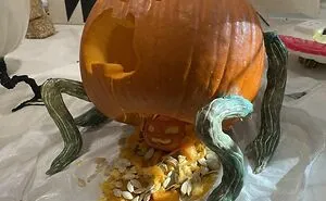 45 Spooky, Quirky, And Jaw-Droppingly Charming Pumpkin Carvings Shared By Folks Online
