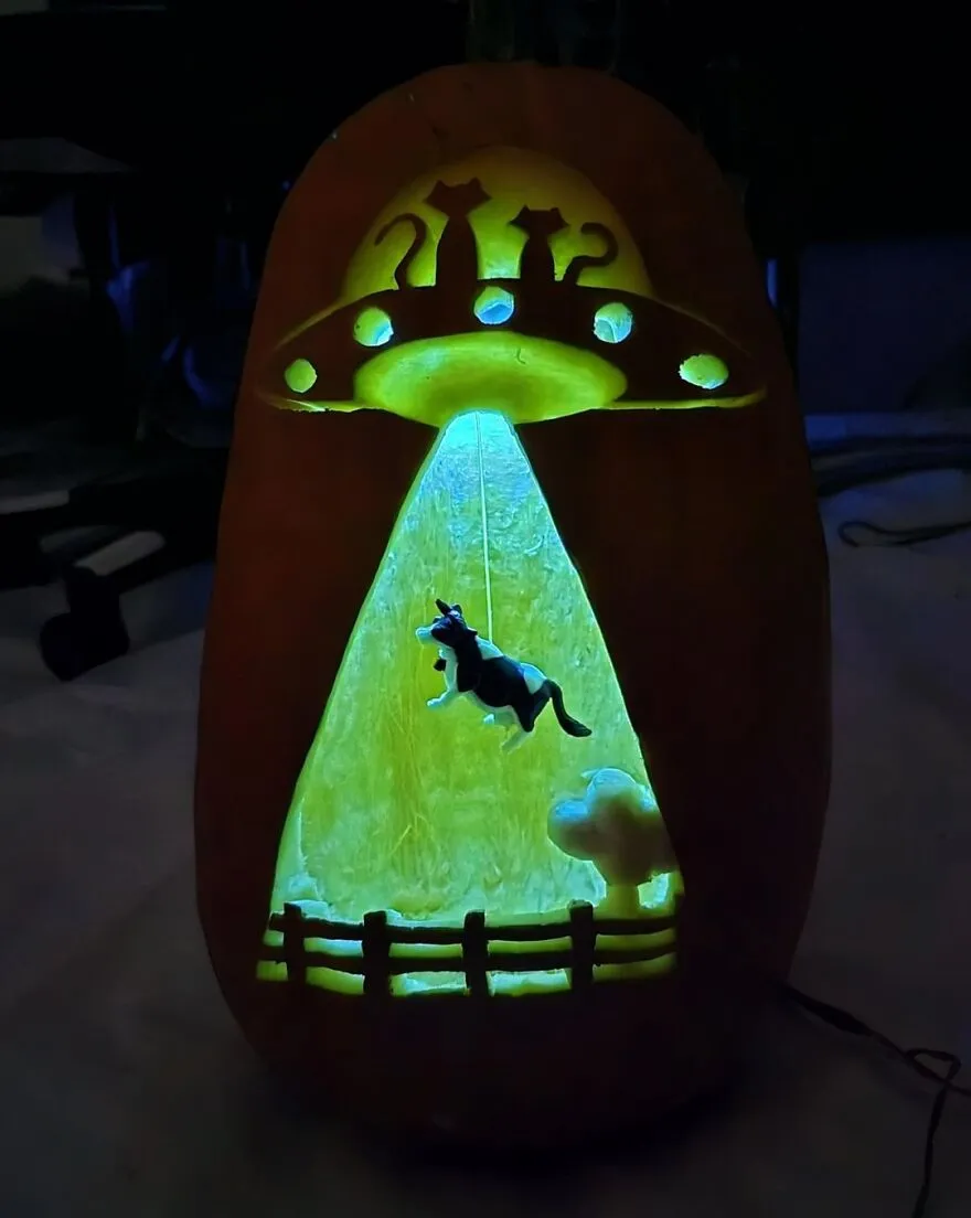 45 Spooky, Quirky, And Jaw-Droppingly Charming Pumpkin Carvings Shared By Folks Online