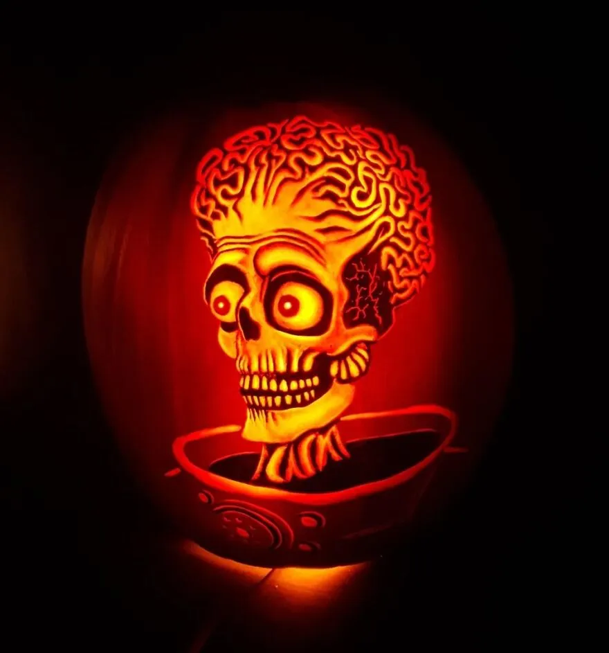 45 Spooky, Quirky, And Jaw-Droppingly Charming Pumpkin Carvings Shared By Folks Online