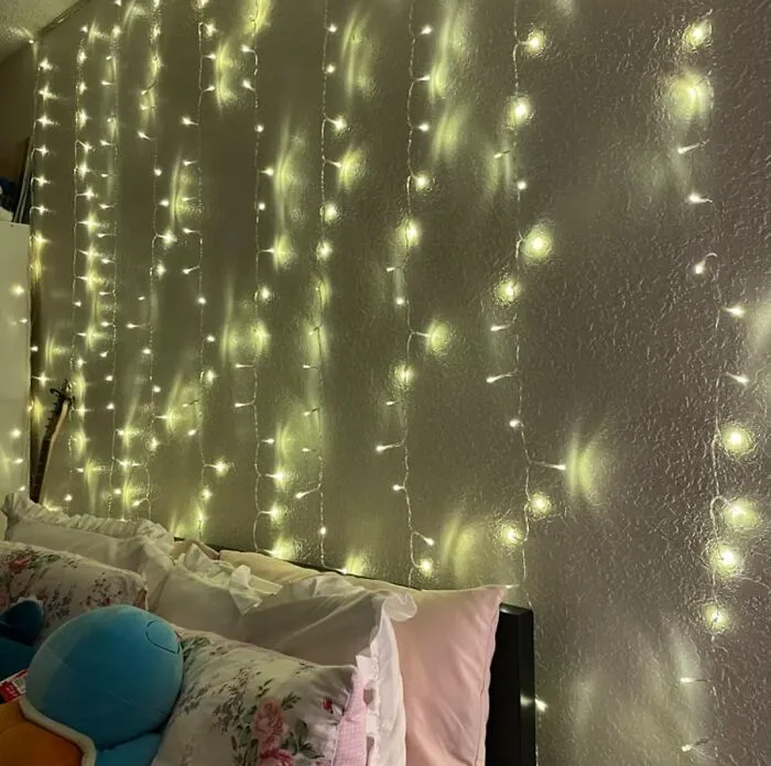 Add A Magical Touch To That Boring Beige Wall With <a Style="Display:inline;" Href="Https://Www.amazon.com/Twinkle-Window-Curtain-String-Light/Dp/B01llsng1e?ie=utf8&th=1&linkcode=ll1&tag=bpfig-20&linkid=ba2a4840711971919ea23541ea81866d&language=en_us&ref_=as_li_ss_tl" Target="_blank"><span Style="Font: Inherit; Color: #d74b1f;"> Curtain Fairy Lights</Span>