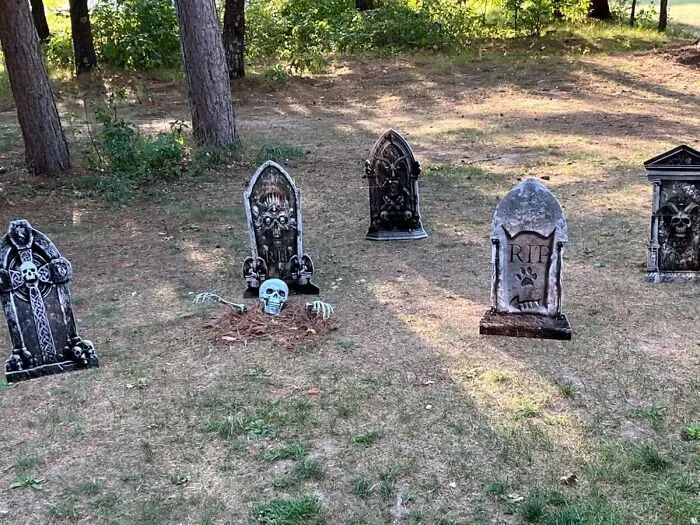 Tage A Bony Breakout On Your Front Lawn With The <a Style="Display:inline;" Href="Https://Www.amazon.com/Joyin-Realistic-Groundbreakers-Halloween-Decorations/Dp/B075nrpjdf?ie=utf8&linkcode=ll1&tag=bpturtle-20&linkid=38c256314042fc7580f8b7d14f13864a&language=en_us&ref_=as_li_ss_tl" Target="_blank"><span Style="Font: Inherit; Color: #d74b1f;"> Skeletons Breaking From The Ground</Span>