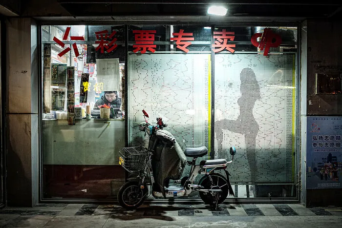 This Photographer Captures Interesting Moments In Beijing (20 Pics)