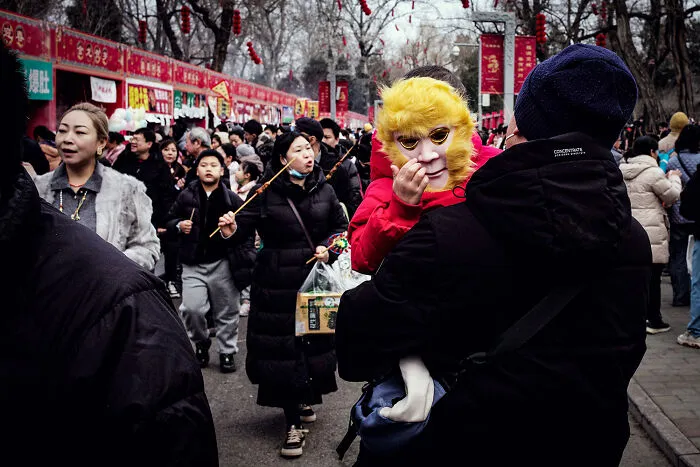This Photographer Captures Interesting Moments In Beijing (20 Pics)