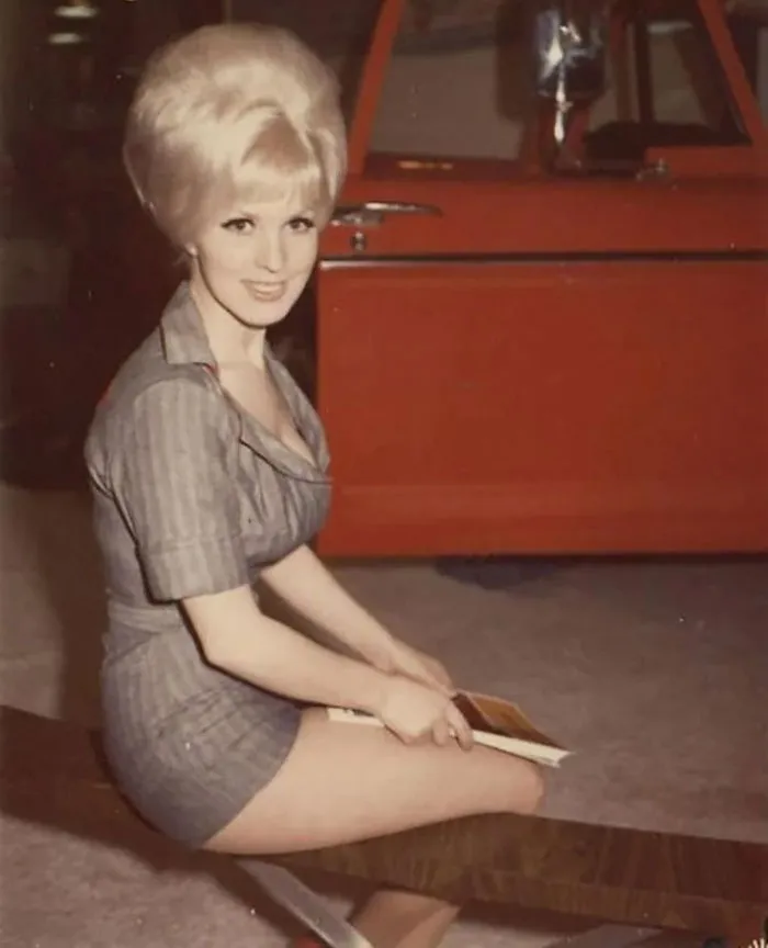 50 Peinados femeninos de la década de los 60 que van de lo increíble a lo estrambótico