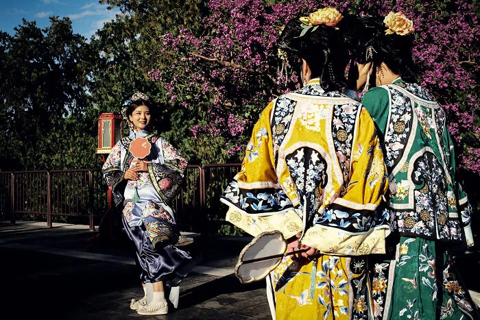This Photographer Captures Interesting Moments In Beijing (20 Pics)