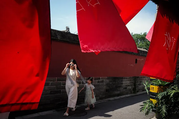 This Photographer Captures Interesting Moments In Beijing (20 Pics)